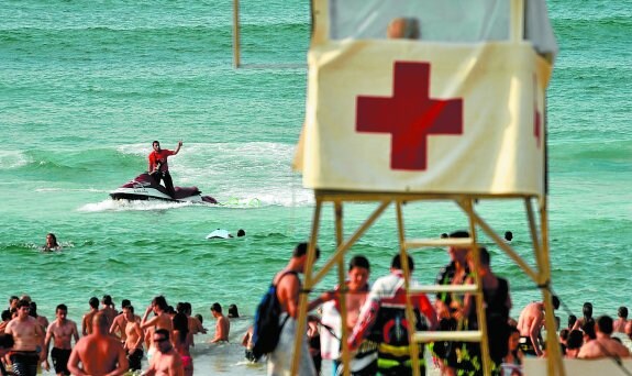 Zona de la playa de la Zurriola donde rescataron inconsciente a Julen Madina.