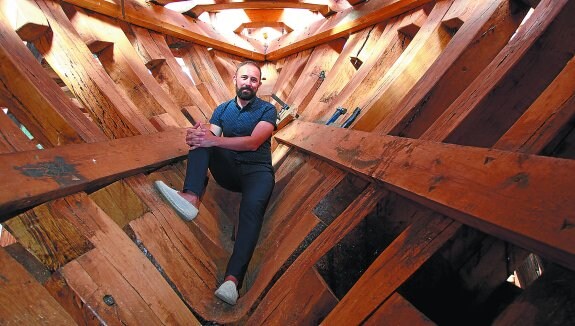 Denis Itxaso, en el interior de la réplica de la nao San Juan en el astillero Ondartxo.