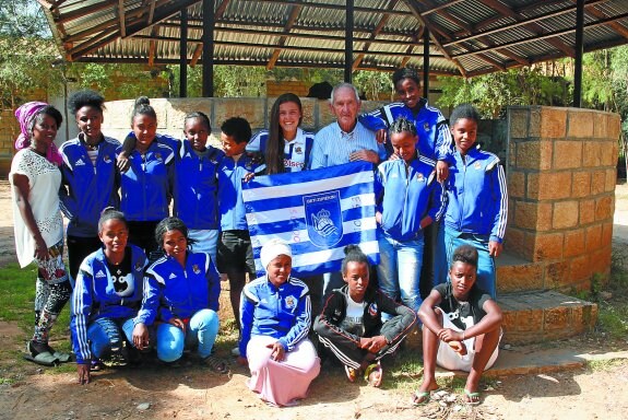 Este grupo de niñas posa en Etiopía con la equipación de la Real Sociedad que recibieron cuando compitieron en la Donosticup.