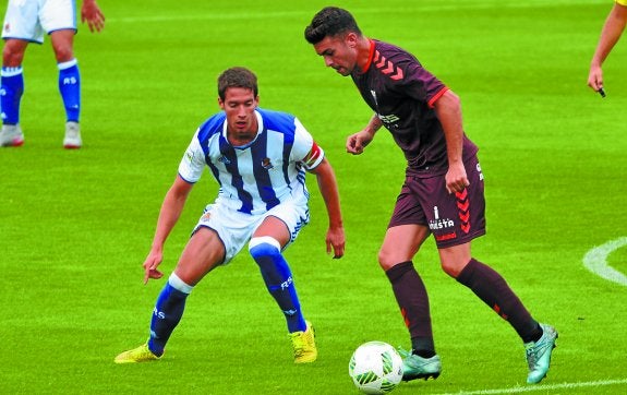 Kako Sanz, capitán del Sanse, presiona a un jugador del Albacete el pasado fin de semana en Zubieta. 