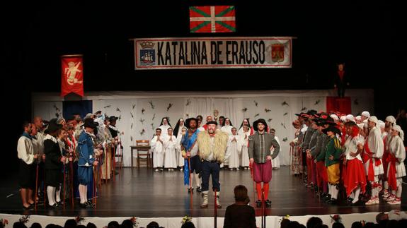 Urdinak urdinekin, gorriak gorriekin, eta erdian, zuri-zuri, Eliza.