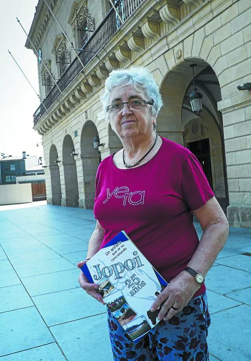 Mari Cruz Andueza, con la revista del 25 aniversario de Jopoi.