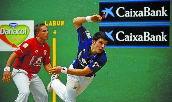 Jokin Altuna entra de gancho con Aimar Olaizola atento a la dirección de la pelota ayer en Lekeitio. 