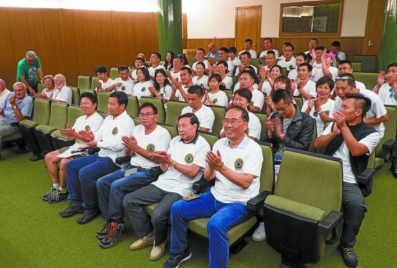 El grupo. Los peregrinos, uniformados con la camiseta de la Asociación de Chinos de España.