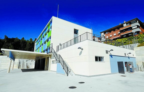 Nuevo colegio público de Aiete, con entrada por la calle Arostegi y la plaza Hiru Damatxo y una característica fachada de colores.