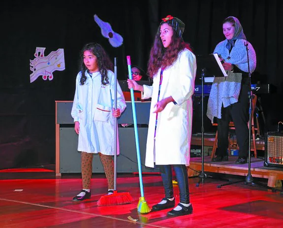 Teatro. Las alumnas de Badia Eskola, durante una reciente actuación.