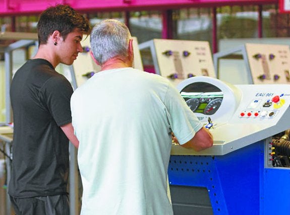Alumno. Un estudiante aprende a trabajar en Alecop. 