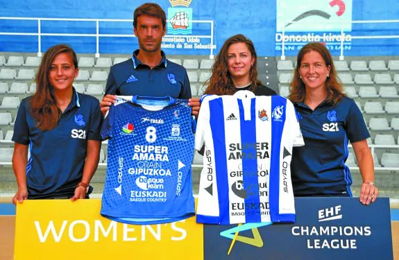 Xabi Prieto y Alba Menéndez posan con las camisetas junto a Aintzane Encinas y Maite Azkoaga. 