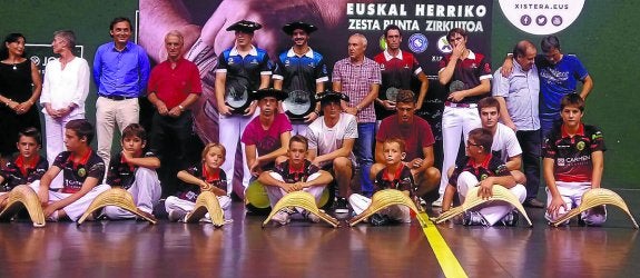 Mikel y Unax con los trofeos logrados en San Juan de Luz.