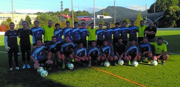 Los integrantes del primer equipo local de fútbol llegan ilusionados a la primera jornada liguera. 