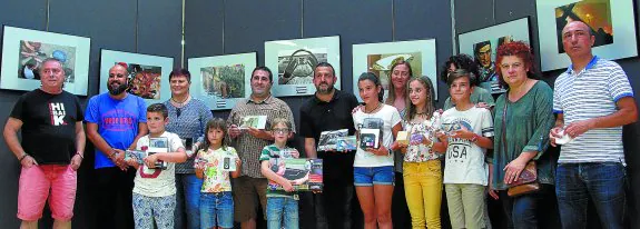 Miembros del jurado posan en la foto de familia de todos los premiados en la XXII edición del Fotoconcurso Madalenak 2016. 