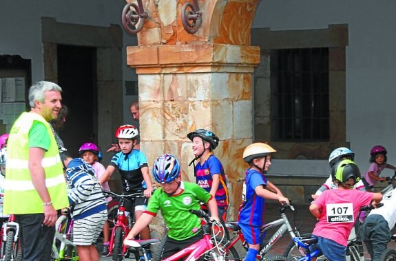 La fiesta infantil de la bicicleta de Telleriarteko Txirrindulari Elkartea reunió ayer a un total de 105 niños. 