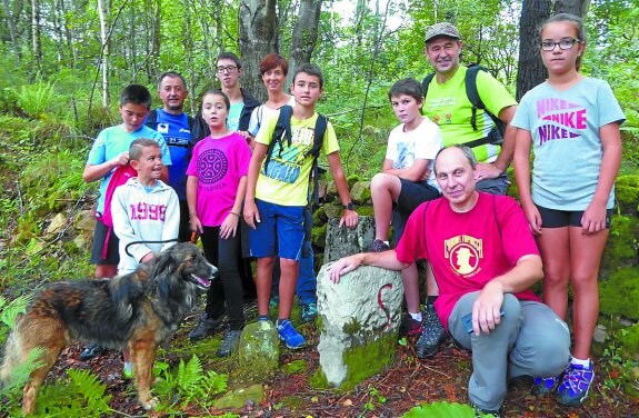 Salida. Participantes en la excursión junto al mugarri que delimitaba los pueblos de Aduna y Sorabilla.