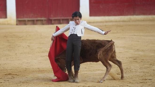 El pequeño Alberto Donaire, durante una becerrada. 