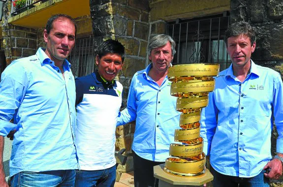 José Luis Arrieta, Nairo Quintana, Eusebio Unzue y José Luis Jaimerena, con el trofeo de ganador del Giro.