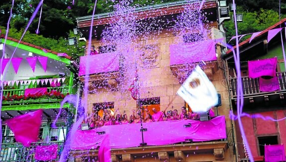 Una lluvia de serpentinas y confettis rosas cayó sobre la plaza Santiago mientras Juan Mari Etxabe ondeaba la última bandera conquistada. 