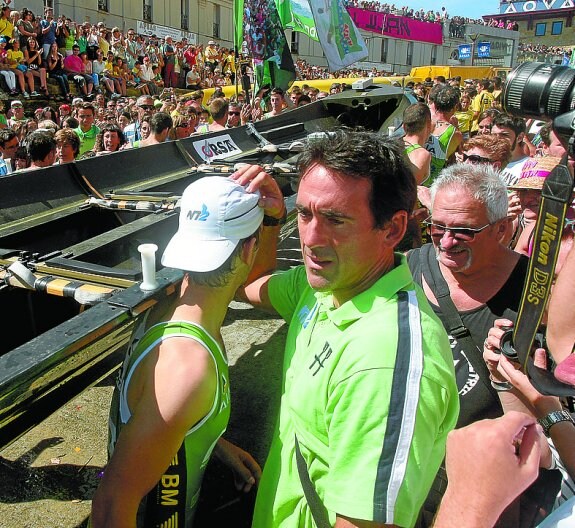 Osertz Aldai anima a los remeros de Hondarribia el domingo.