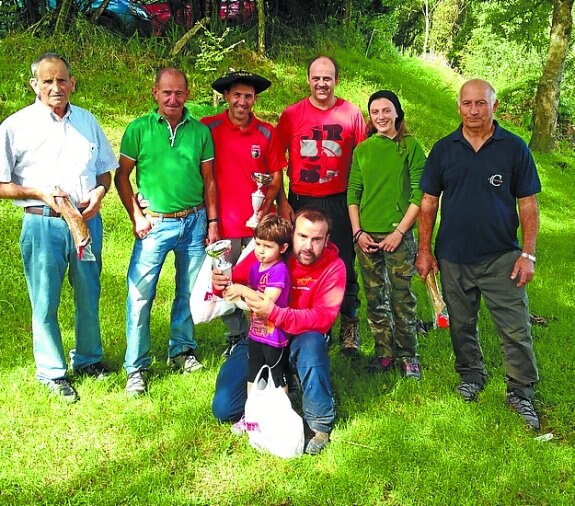 Concursantes en el campeonato de caza menor con perro y premiados a la finalización del mismo. 