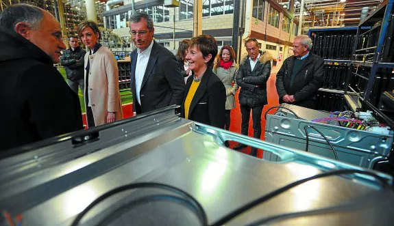 Markel Olano y Arantza Tapia, durante la visita del primer año de actividad de Fagor CNA en la planta de Garagarza, Arrasate.