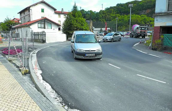 La doble curva que deben trazar los vehículos en el acceso al nuevo puente de Martutene.