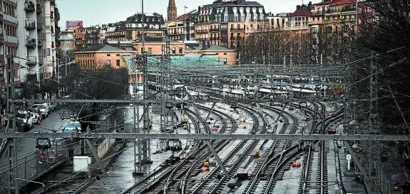 La playa de vías de la Estación de Easo desaparecerá cuando se construya la pasante subterránea del Metro por el centro de Donostia.