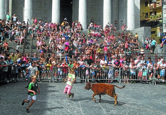 Los toritos siempre atraen a los más pequeños a la plaza. 