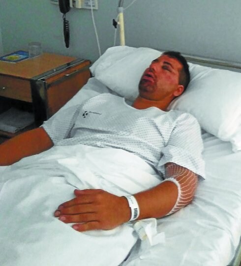 Rubén Martín postrado en la cama del Hospital Donostia.