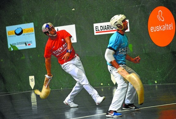 Goikoetxea junto a Egiguren II en la final del Parejas del Carmelo Balda de Donostia.
