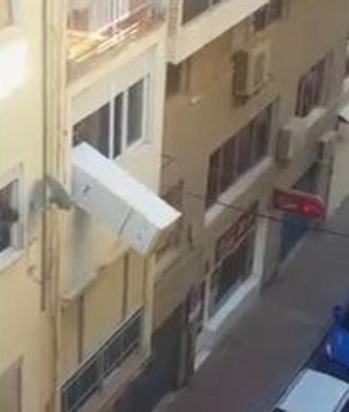 Un vecino de Motril arroja un frigorífico por la ventana