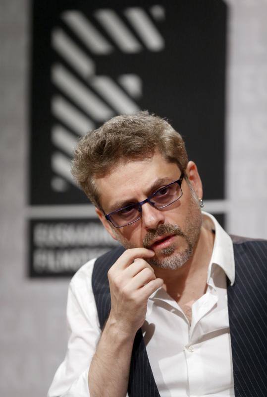 El realizador Juanma Bajo Ulloa, durante la presentación de su libro "Juanma Bajo Ulloa/ Cine en las entrañas", de los autores Antonio Santamarina y Jesús Angulo, en el marco de la 64 edición del Festival Internacional de Cine de San Sebastián. 