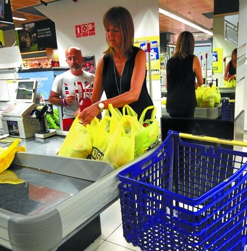 Idoia Mendia saca tiempo para hacer una pequeña compra en el supermercado junto a su casa.