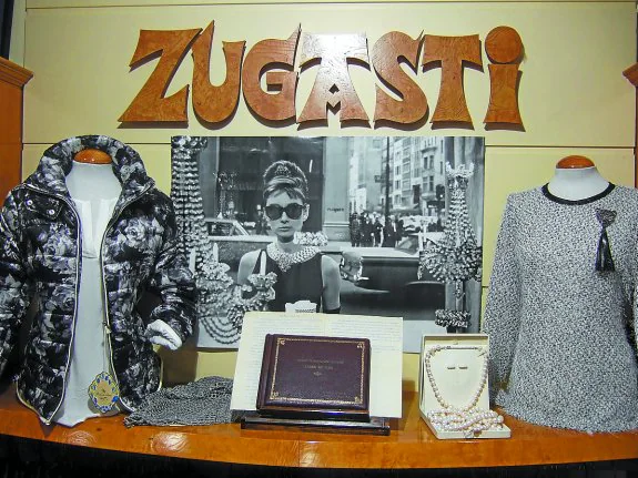 El libro de firmas y el discurso inaugural de la primera edición del Zinemaldi, en 1953, en la tienda.