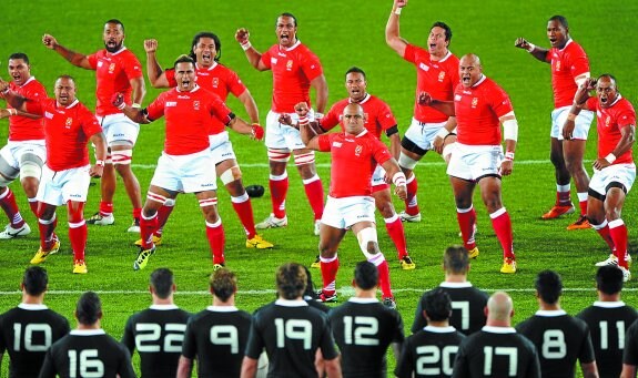 Tradición. Los jugadores de Tonga realizan su Haka, llamada Sipi Tau, ante Nueva Zelanda, en un partido del mundial de rugby.