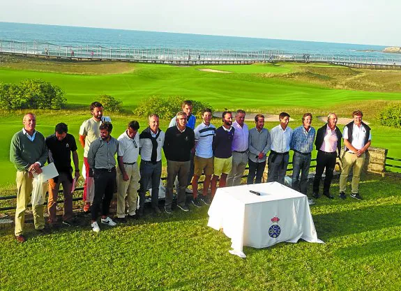 Presentación. De los equipos participantes con sus capitanes en la tarde de ayer en el Golf.
