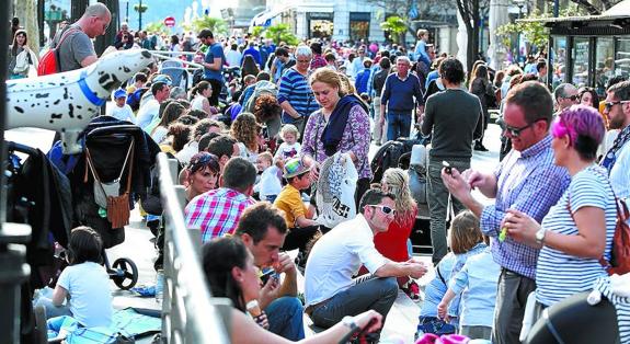 El aspecto del Boulevard de Donostia en un día de verano deja ver la masiva afluencia de turistas que recibe la capital guipuzcoana en periodo vacacional.
