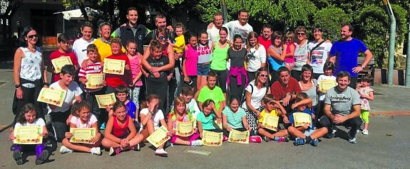 Diplomas. Parte de los voluntarios que ayer participaron en la limpieza del río Urola con los diplomas que recibieron.