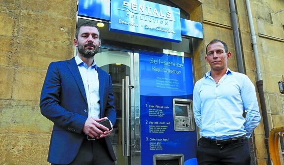 Los donostiarras Asier Pereda y Unai Cruz frente a la sucursal de su empresa en la calle Zubieta, en San Sebastián.