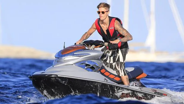 Justin Bieber sobre una moto de agua en Ibiza - GSALV