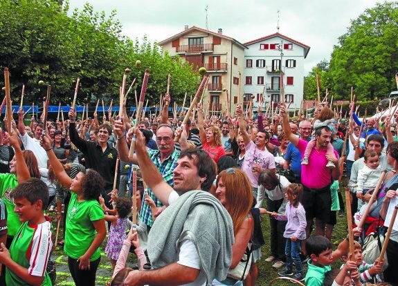 Personas de todas las edades participando ayer en el récord en Foru plaza de Astigarraga. 