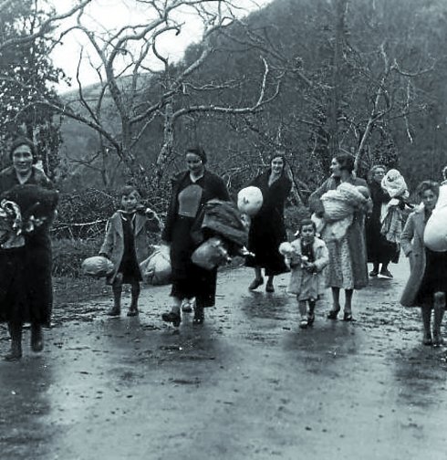 Un grupo de refugiados de Zumaia en 1937.