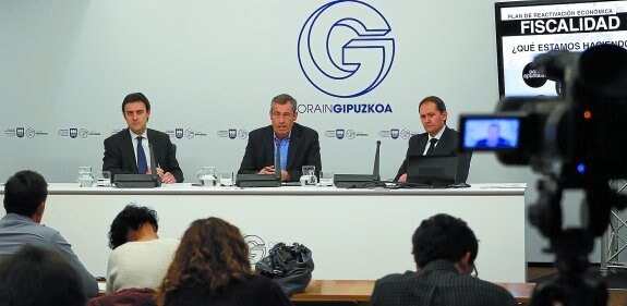 El diputado general, Markel Olano, escoltado por Jabier Larrañaga y Jokin Perona, durante la presentación en febrero de las medidas a favor de la participación empresarial.