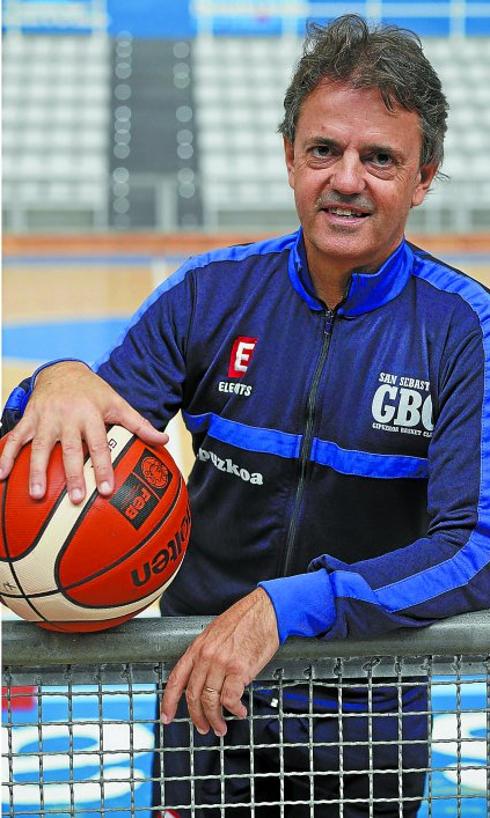 Porfirio Fisac, ayer en el Gasca, después del entrenamiento de su equipo, que se estrena el domingo.