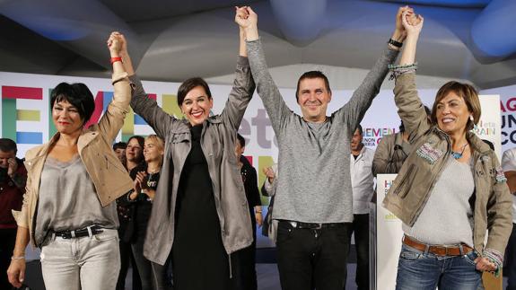 Otegi y las cabezas de lista de EH Bildu en la noche electoral celebrada en San Sebastián.