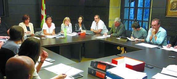 El martes, en Donibane. La corporación municipal se reunió en el Palacio Arizabalo para celebrar el primer Pleno del nuevo curso tras las vacaciones. 