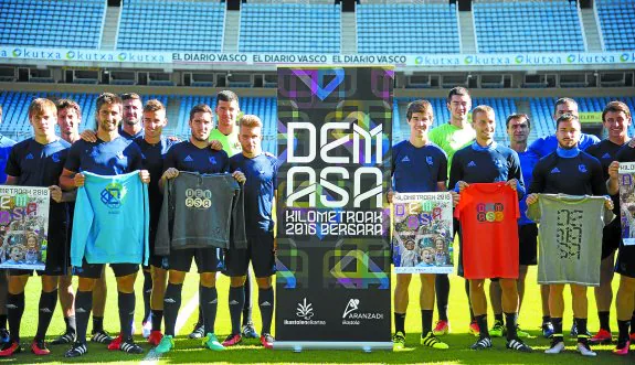 Los jugadores de la Real Sociedad posaron en favor del Kilometroak en el entrenamiento de ayer.