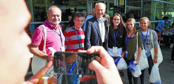 Un profesor y sus alumnos se fotografían con el premio Nobel de Química Dudley Herschbach.
