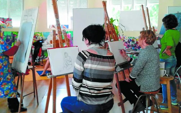 Un grupo de alumnas durante una clase de la academia municipal de dibujo y pintura.
