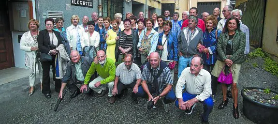 Recordando los inicios. Algunos fundadores y primeros socios del club Santiagotarrak se reunieron para comer en la sociedad Aduana Elkartea. 