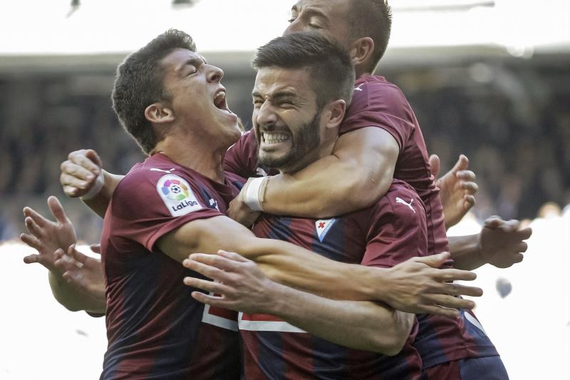 Los jugadores del Eibar celebran el gol de Fran Rico en el Santiago Bernabéu.