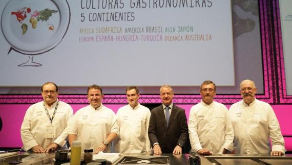 Autoridades, organizadores y chefs en la inauguración del congreso